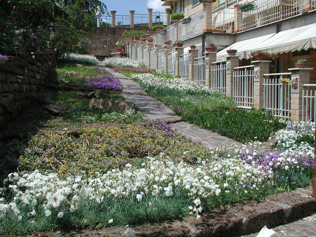 Oasi Di Pace Hotel Sutri Exterior foto